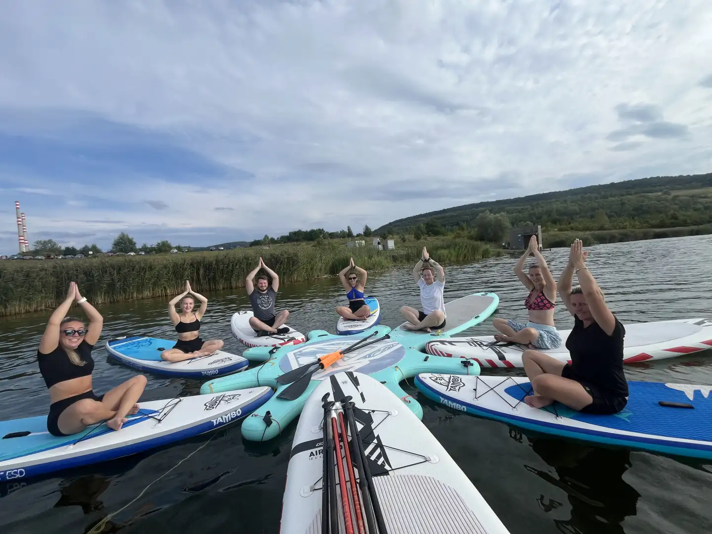 Cvičení jógy na paddleboardech